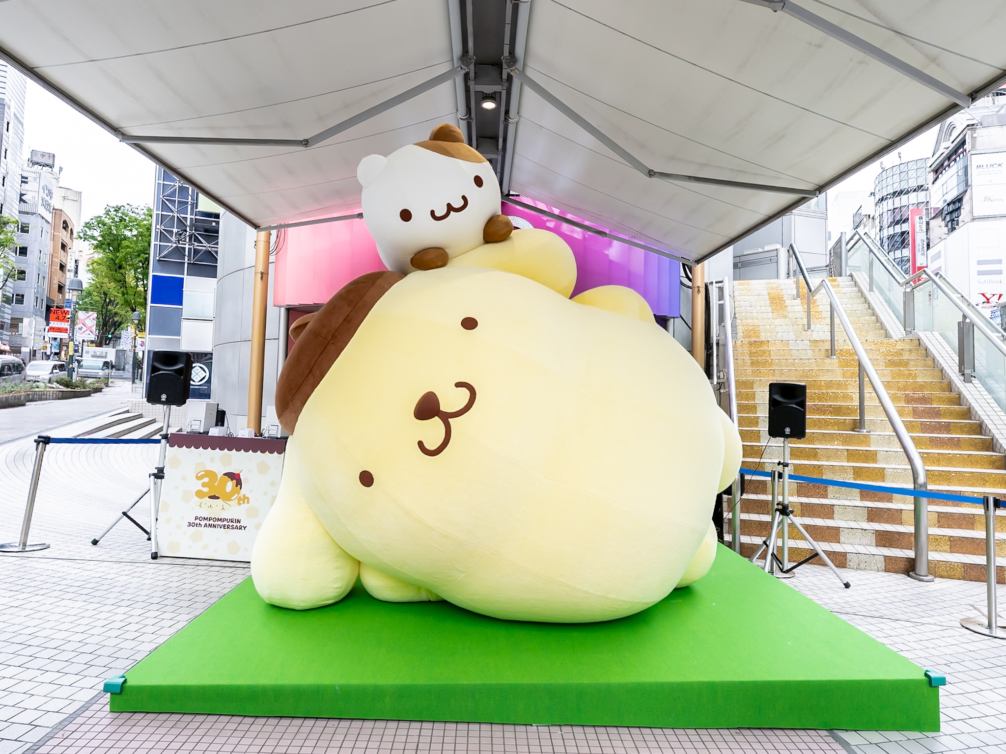 「巨大ポムポムプリン」が渋谷3か所に登場。デビュー30周年記念イベント「ポムポムプリン 渋谷でしらんぷりん♪」開催中_001