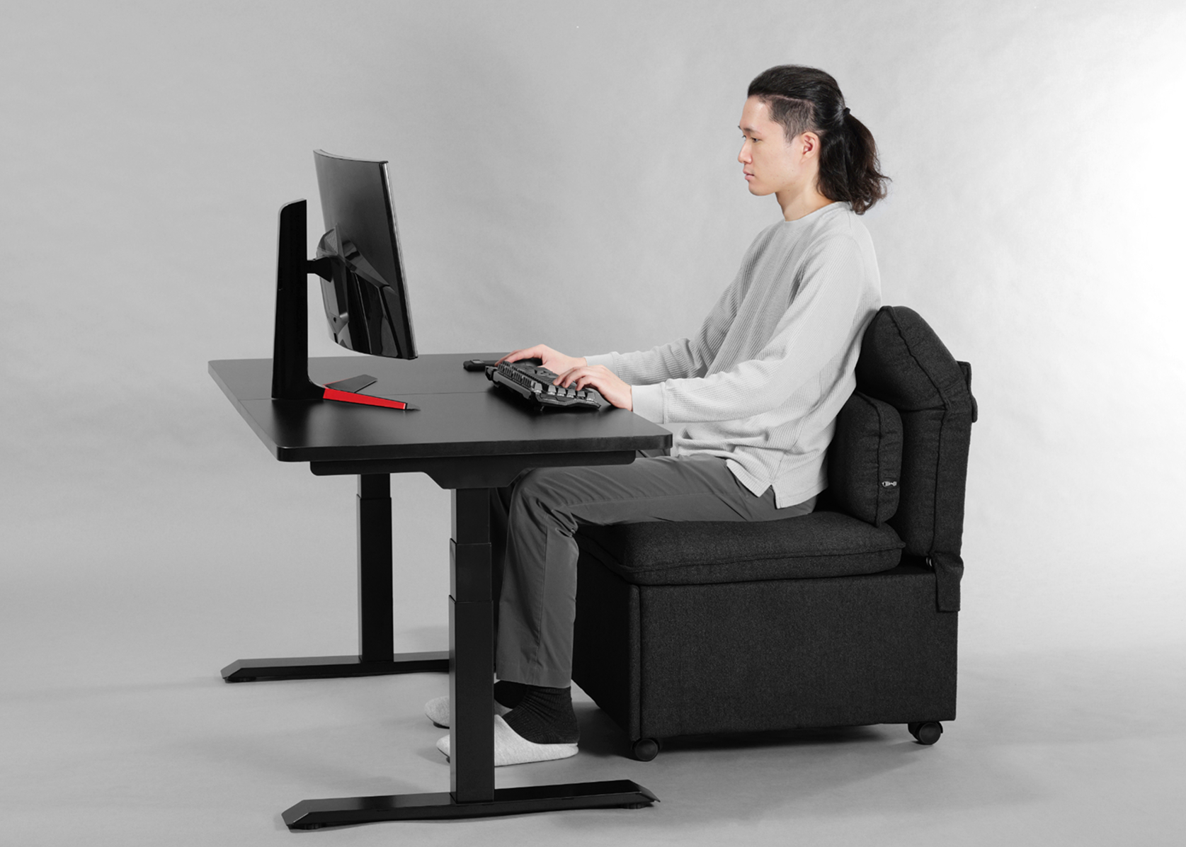 座面下の隠し倉庫にいろいろしまっておけるソファがバウヒュッテより発売_015