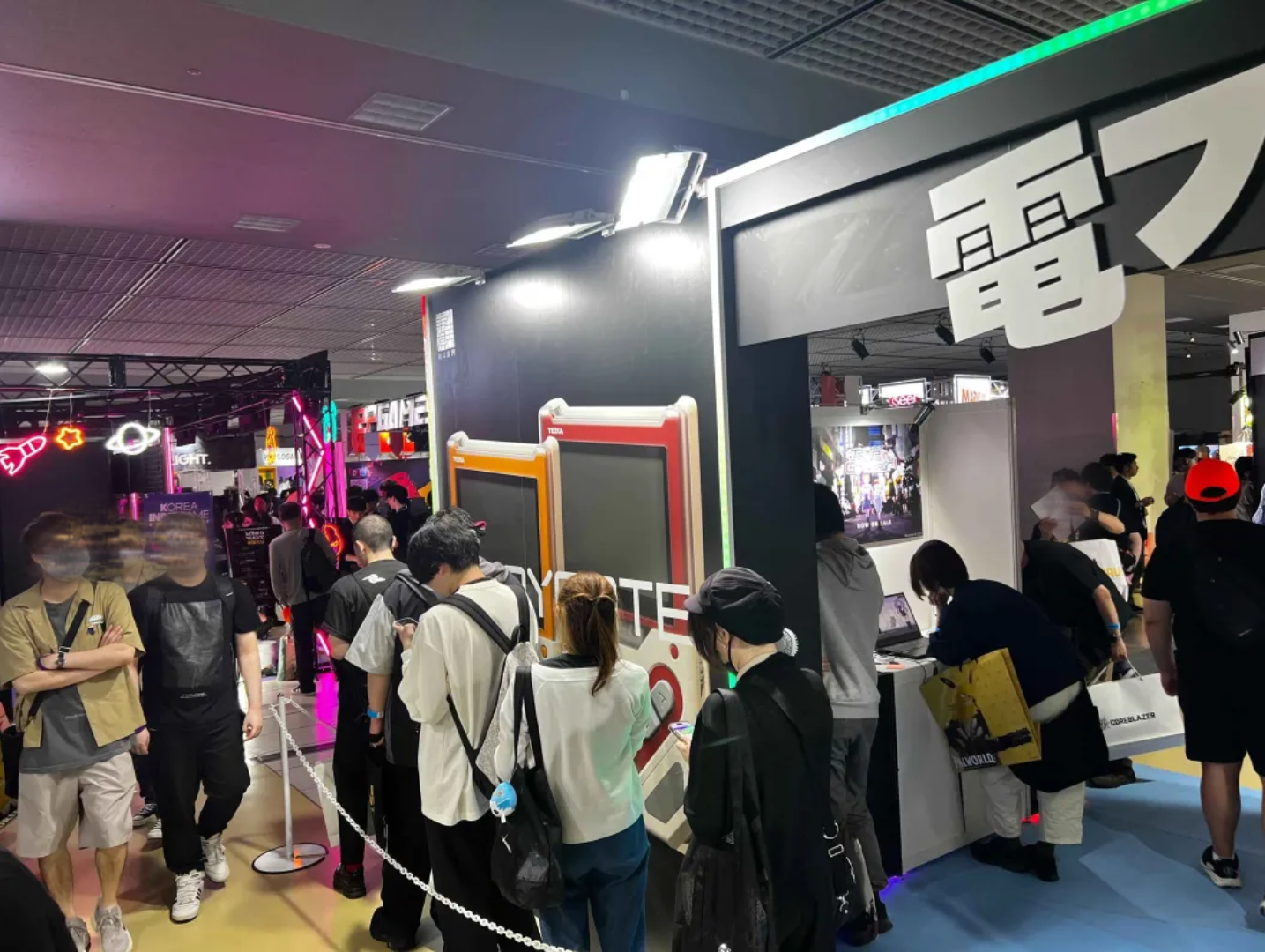 電ファミブースが「BitSummit」に出展中。第四境界の新作『人のゲームカセット』をふくむ12タイトルが試遊可能_002