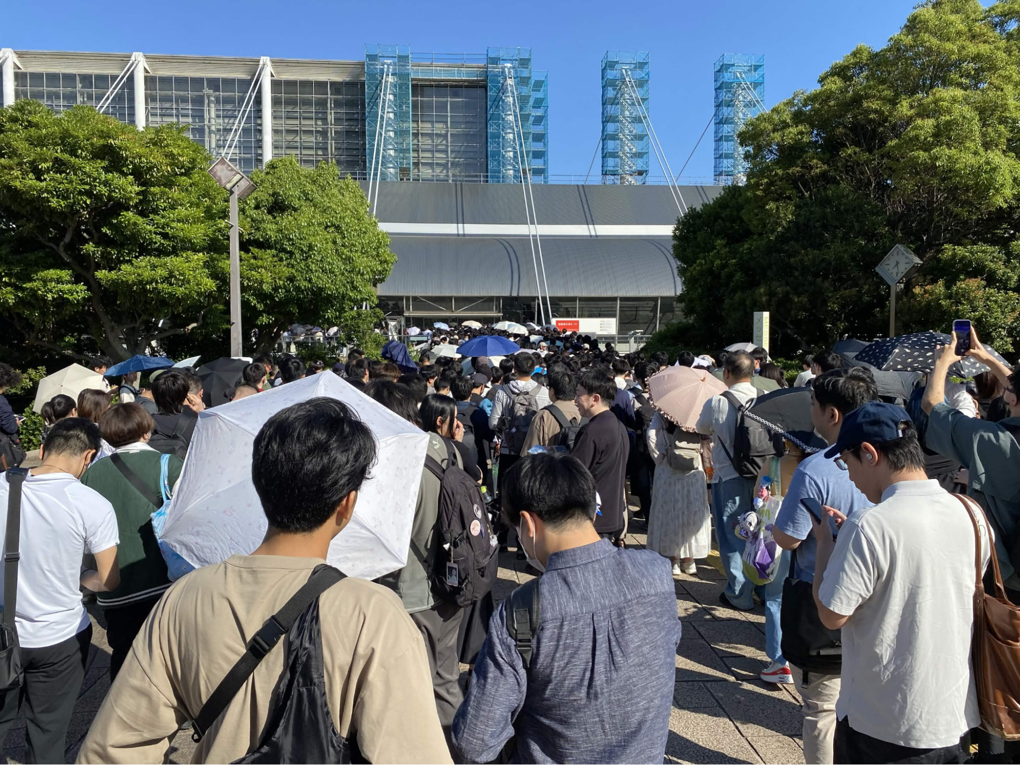 『鳴潮』2周年イベントレポート:着ぐるみを追いかけて笑って、ライブで泣いて、グッズ交換で盛り上がる、かけがえのない時間_001