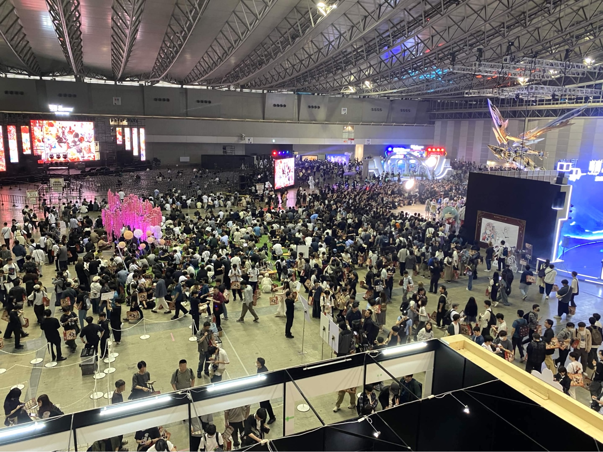 『鳴潮』2周年イベントレポート:着ぐるみを追いかけて笑って、ライブで泣いて、グッズ交換で盛り上がる、かけがえのない時間_010