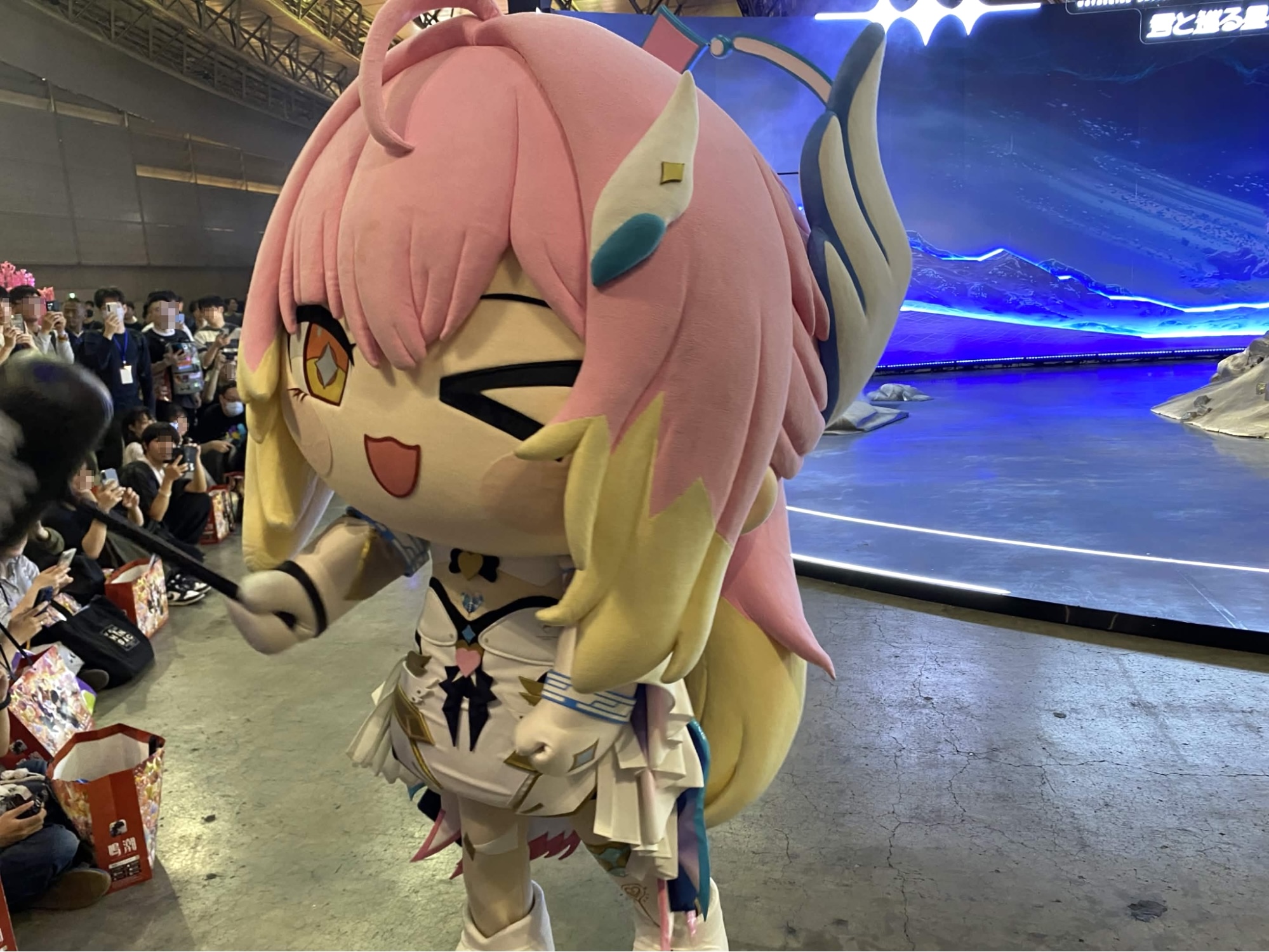 『鳴潮』2周年イベントレポート:着ぐるみを追いかけて笑って、ライブで泣いて、グッズ交換で盛り上がる、かけがえのない時間_016
