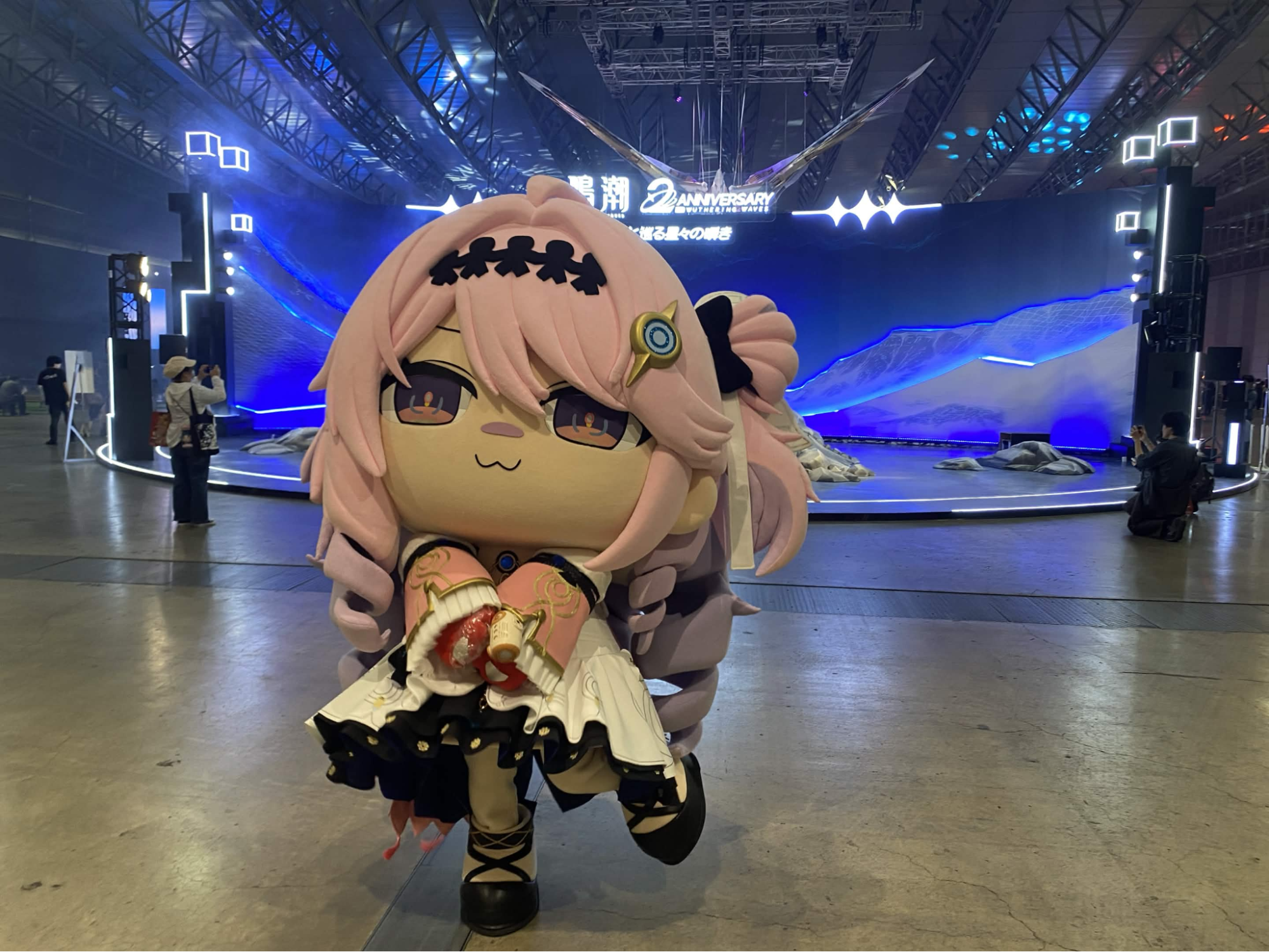 『鳴潮』2周年イベントレポート:着ぐるみを追いかけて笑って、ライブで泣いて、グッズ交換で盛り上がる、かけがえのない時間_017