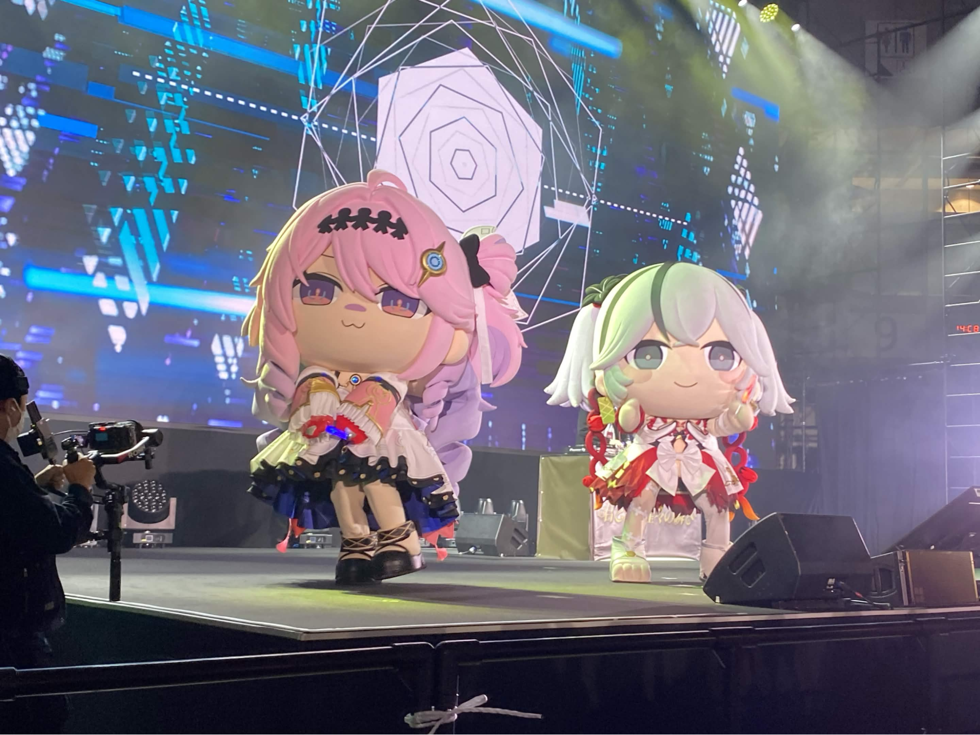 『鳴潮』2周年イベントレポート:着ぐるみを追いかけて笑って、ライブで泣いて、グッズ交換で盛り上がる、かけがえのない時間_002