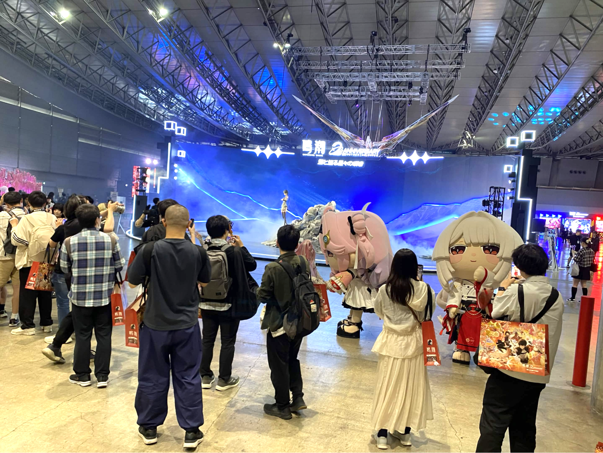 『鳴潮』2周年イベントレポート:着ぐるみを追いかけて笑って、ライブで泣いて、グッズ交換で盛り上がる、かけがえのない時間_009