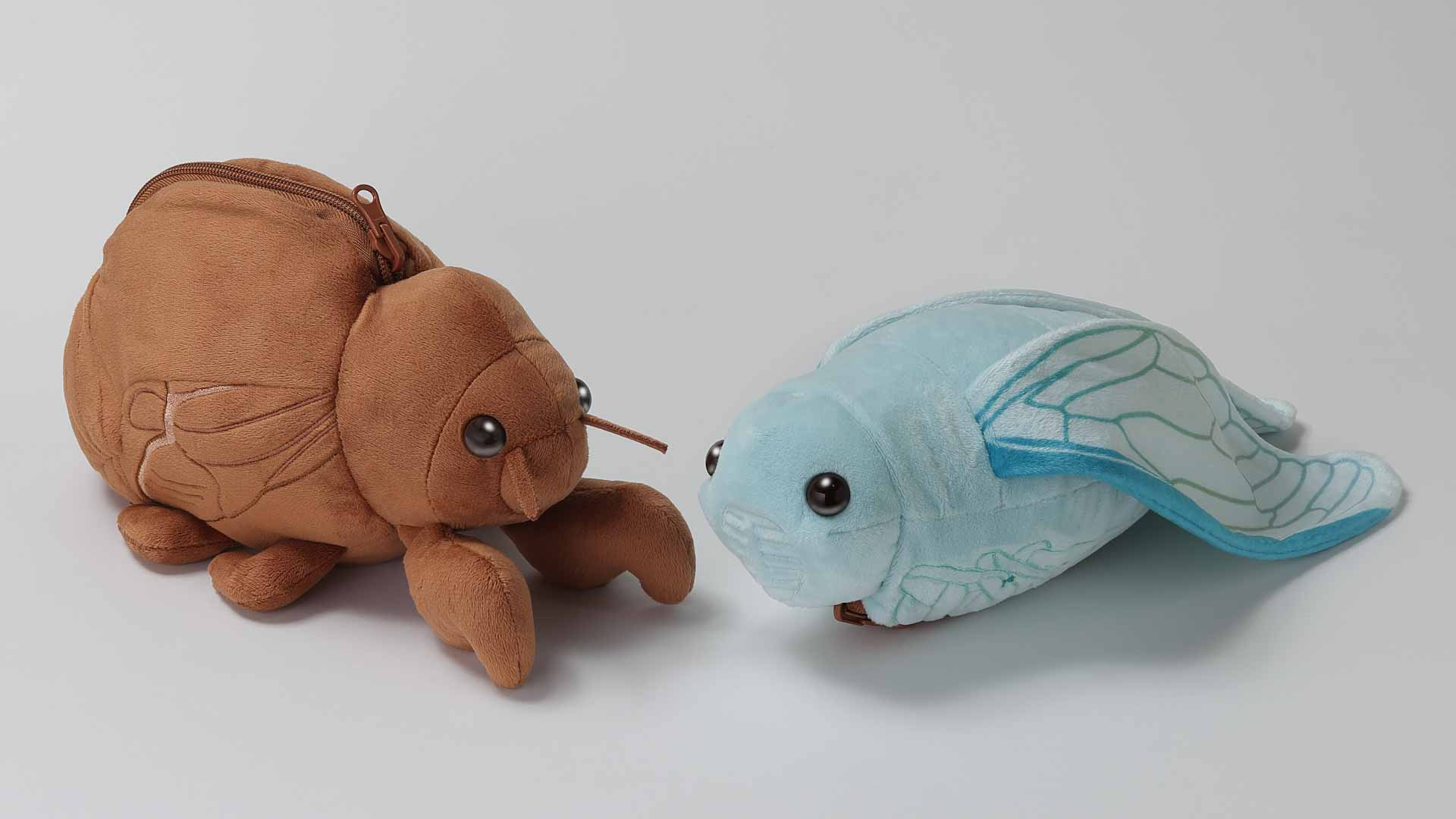 “セミの抜け殻”から幼虫を羽化できる巨大ぬいぐるみが登場_002