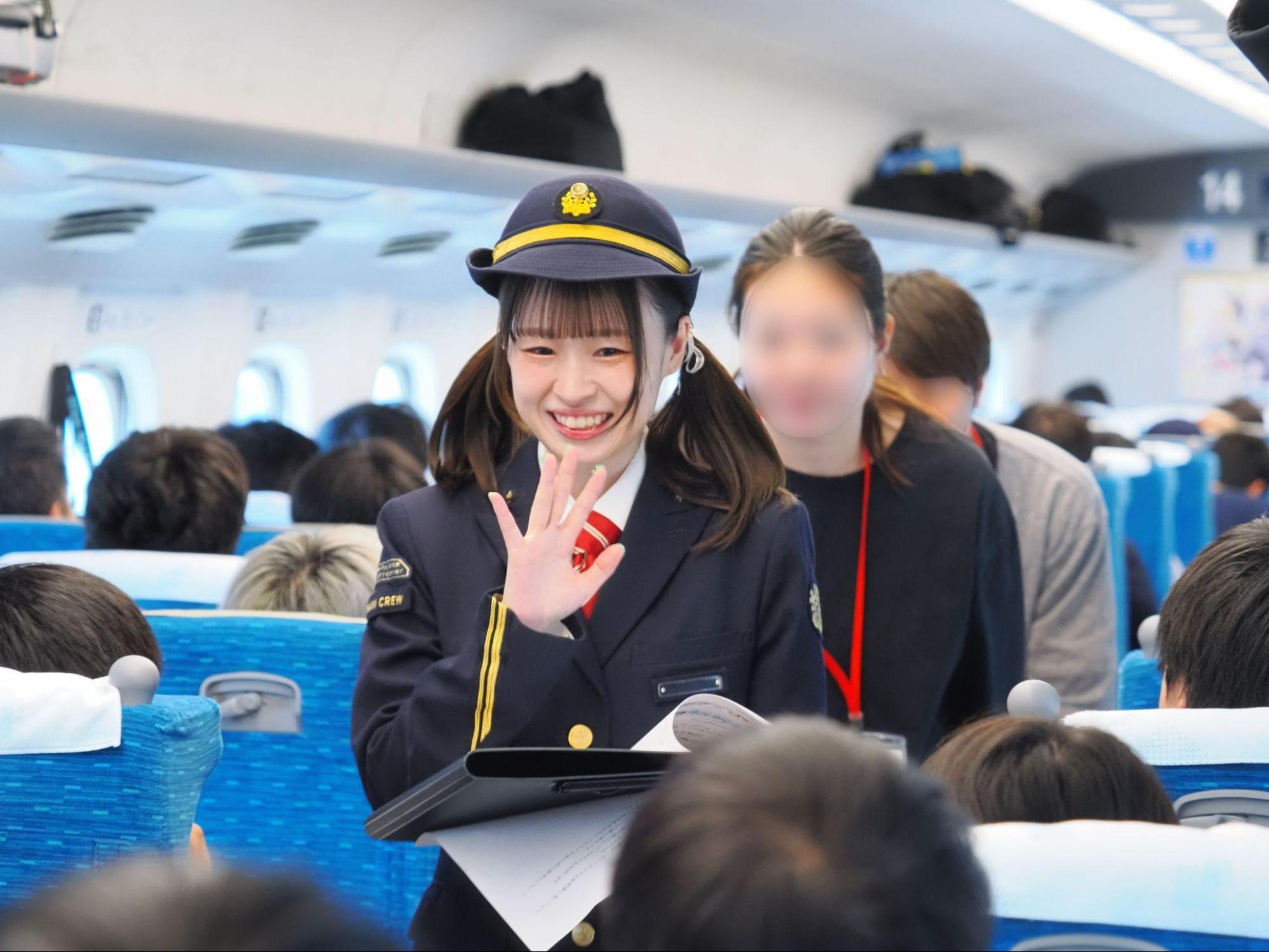 「ブルアカ新幹線」レポート:乗務員姿のキャスト陣と東京から名古屋へと向かう。最高すぎた旅の思い出を撮影してきたので見てくれないか_009