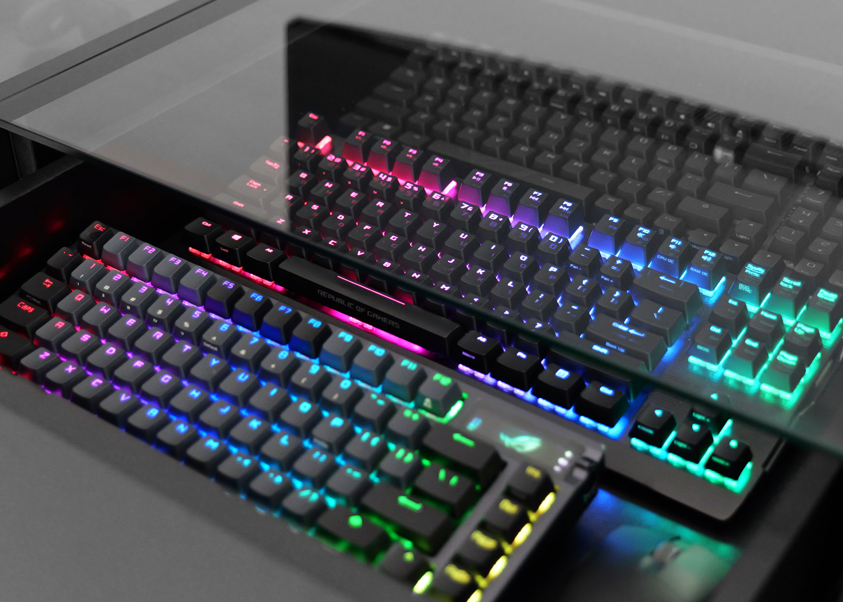 バウヒュッテから、ゲーミングデスク用の強化ガラス張り天板が登場。耐久性も備え、「魅せる収納」と「ハードなプレイ環境」を両立_001