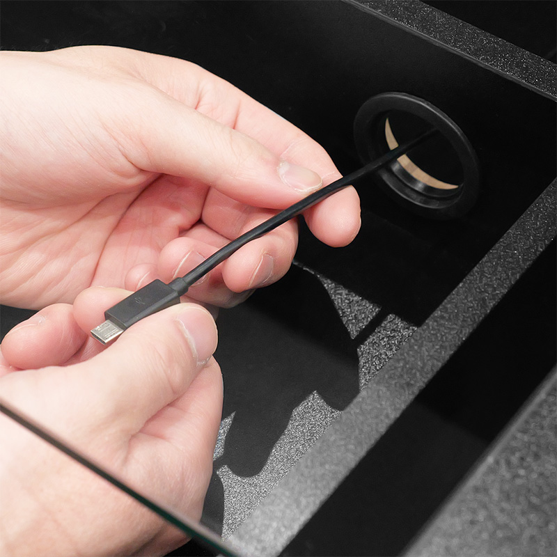 バウヒュッテから、ゲーミングデスク用の強化ガラス張り天板が登場。耐久性も備え、「魅せる収納」と「ハードなプレイ環境」を両立_007
