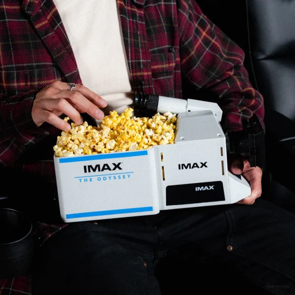 「IMAXフィルムカメラ」型のポップコーンボックスが発売決定_001