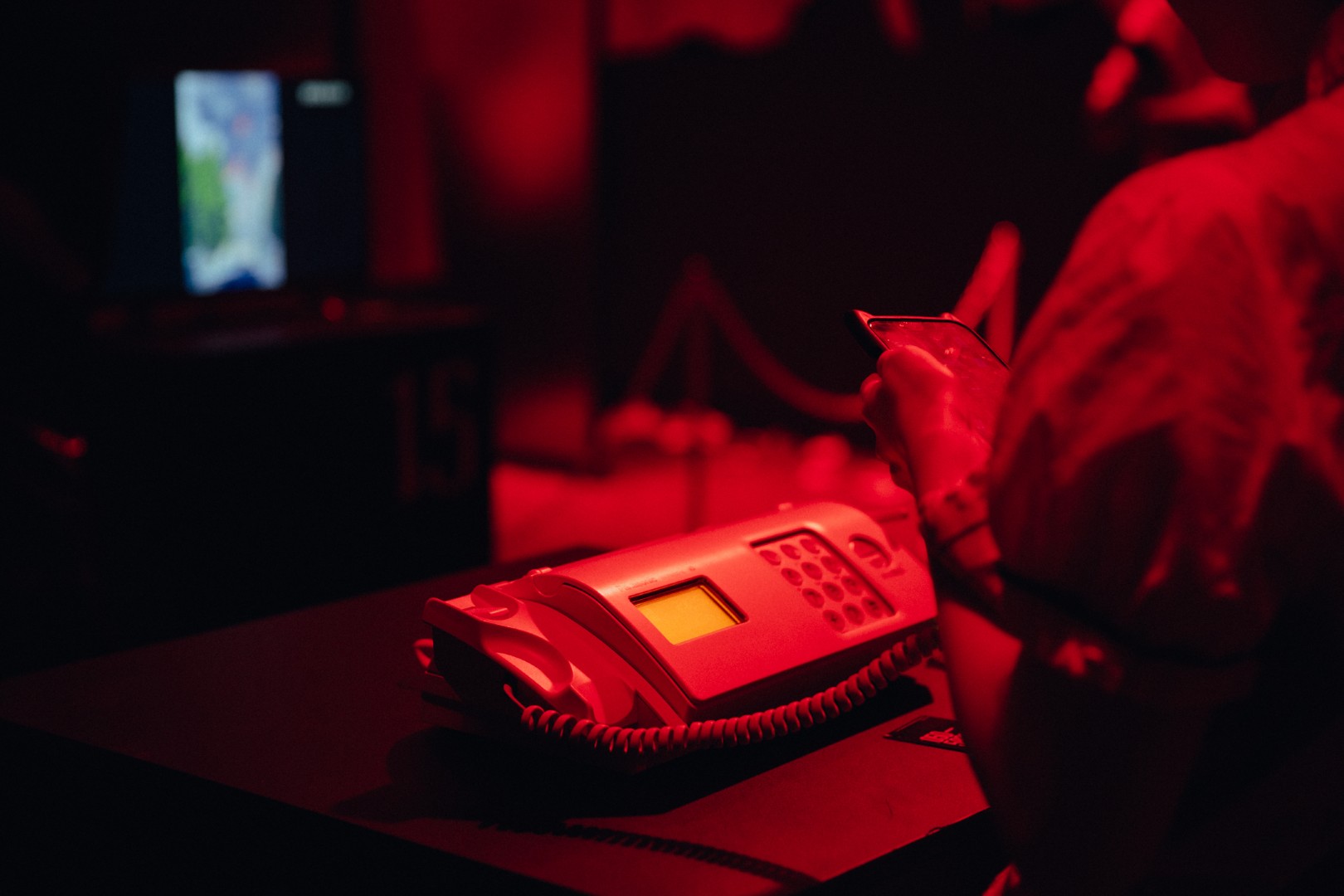 誰かの通話音声を展示する『050-5893-5336展』が狂気すぎた…博物館レベルの電話機が謎技術で魔改造され、人の通話が盗み聞き可能に_015