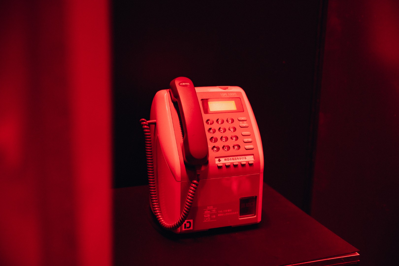 誰かの通話音声を展示する『050-5893-5336展』が狂気すぎた…博物館レベルの電話機が謎技術で魔改造され、人の通話が盗み聞き可能に_010