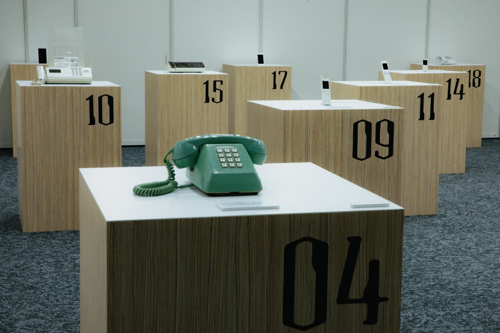 誰かの通話音声を展示する『050-5893-5336展』が狂気すぎた…博物館レベルの電話機が謎技術で魔改造され、人の通話が盗み聞き可能に_001
