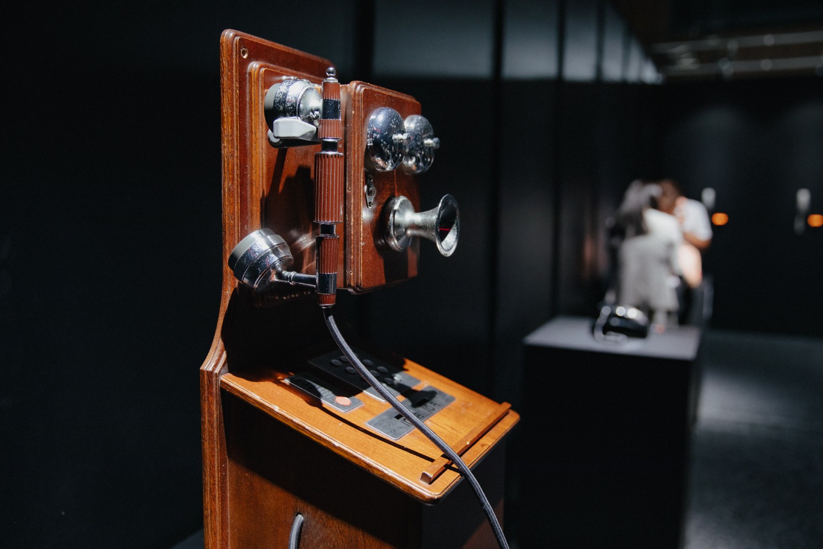 誰かの通話音声を展示する『050-5893-5336展』が狂気すぎた…博物館レベルの電話機が謎技術で魔改造され、人の通話が盗み聞き可能に_004