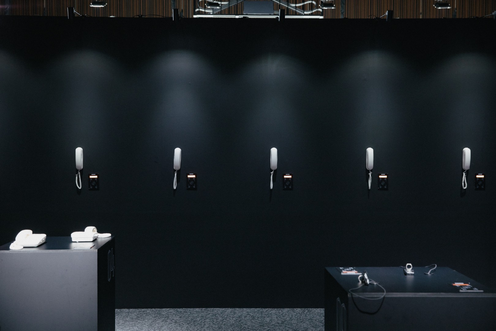 誰かの通話音声を展示する『050-5893-5336展』が狂気すぎた…博物館レベルの電話機が謎技術で魔改造され、人の通話が盗み聞き可能に_014