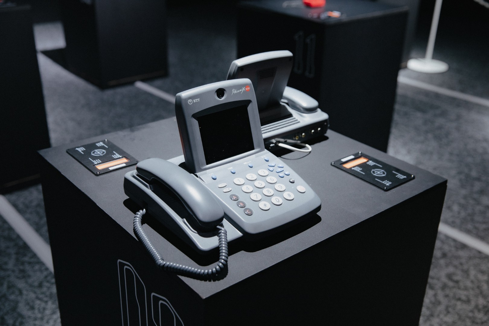 誰かの通話音声を展示する『050-5893-5336展』が狂気すぎた…博物館レベルの電話機が謎技術で魔改造され、人の通話が盗み聞き可能に_023