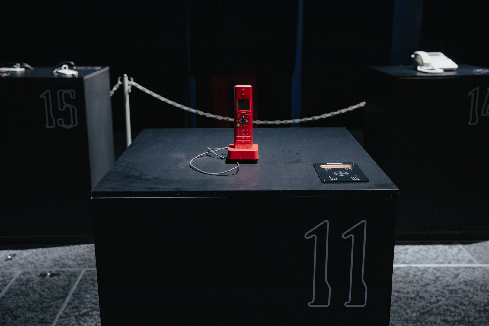 誰かの通話音声を展示する『050-5893-5336展』が狂気すぎた…博物館レベルの電話機が謎技術で魔改造され、人の通話が盗み聞き可能に_002
