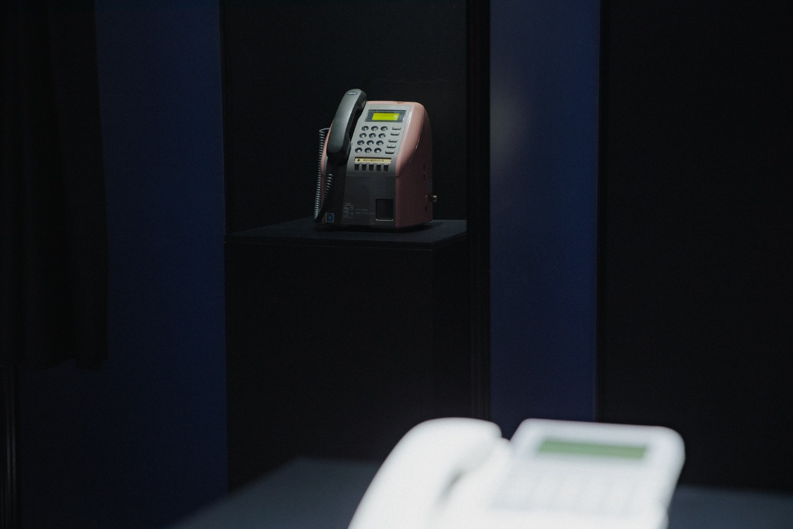 誰かの通話音声を展示する『050-5893-5336展』が狂気すぎた…博物館レベルの電話機が謎技術で魔改造され、人の通話が盗み聞き可能に_024