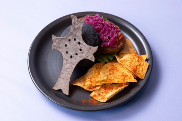 コラボカフェ「Fate/Grand Order 展 -星見の回廊-」限定メニューが発表。マシュの盾がモチーフのハンバーガーなど_002
