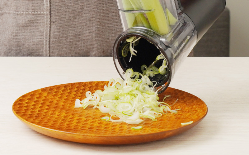 「かき氷」と「野菜スライス」を1台で作れる電動マルチスライサーが発売中_002