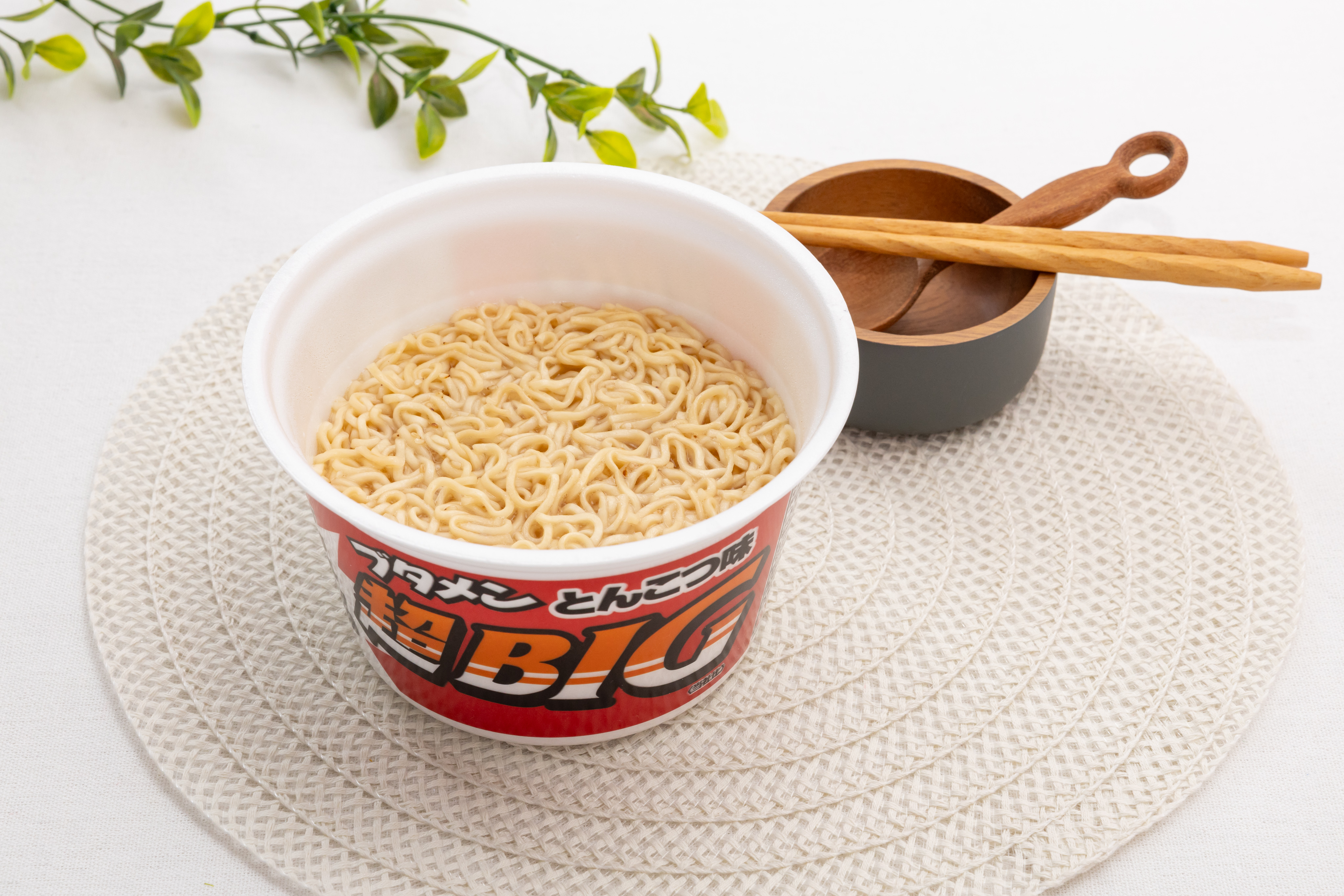 「ブタメン超BIG」が全国のセブンイレブンにて8月11日より順次発売_002