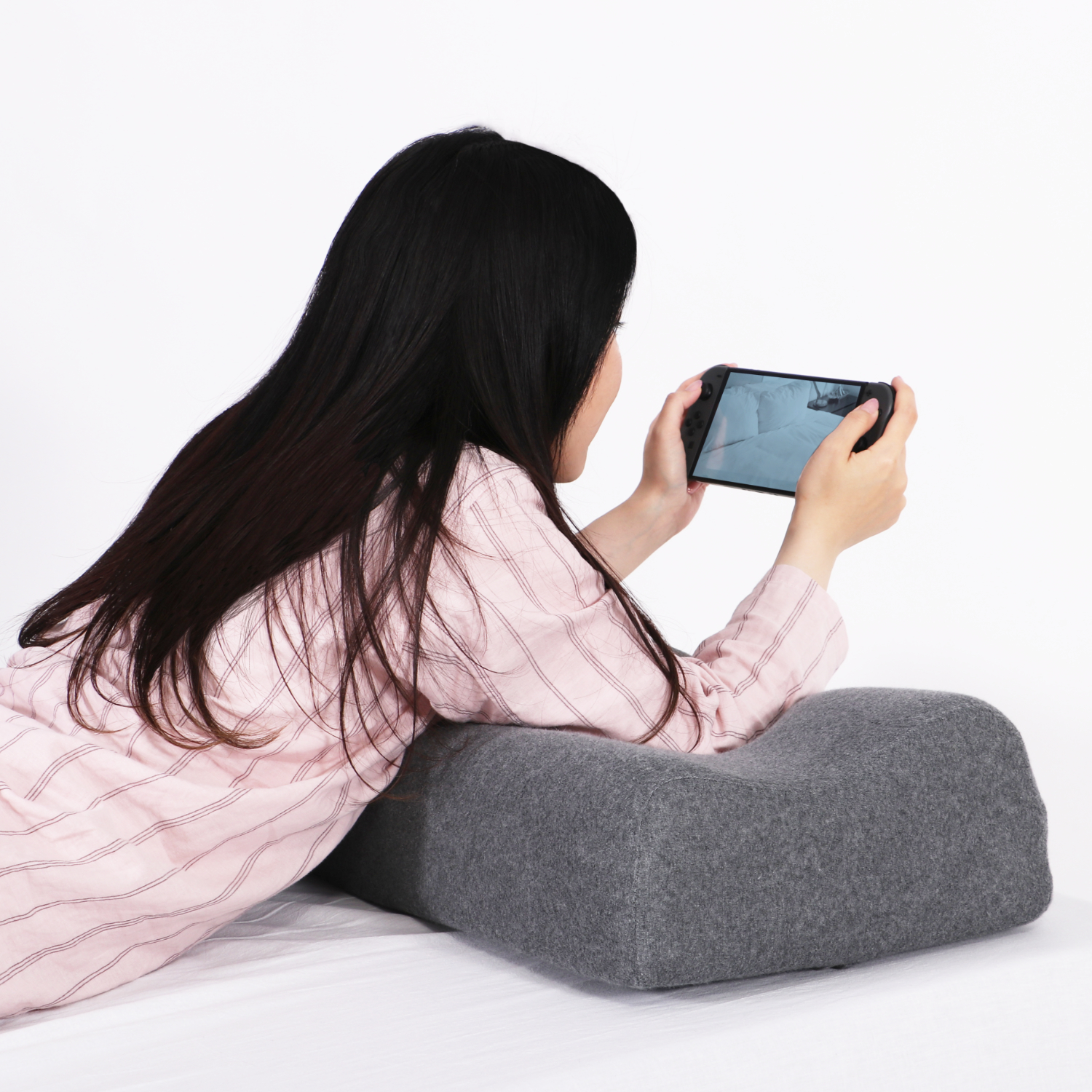 『ゲーミングロングピロー LFP-110-GY』が発売。ゲーマーの「もっと快適にダラダラしたい!」という願望を叶える専用枕_007
