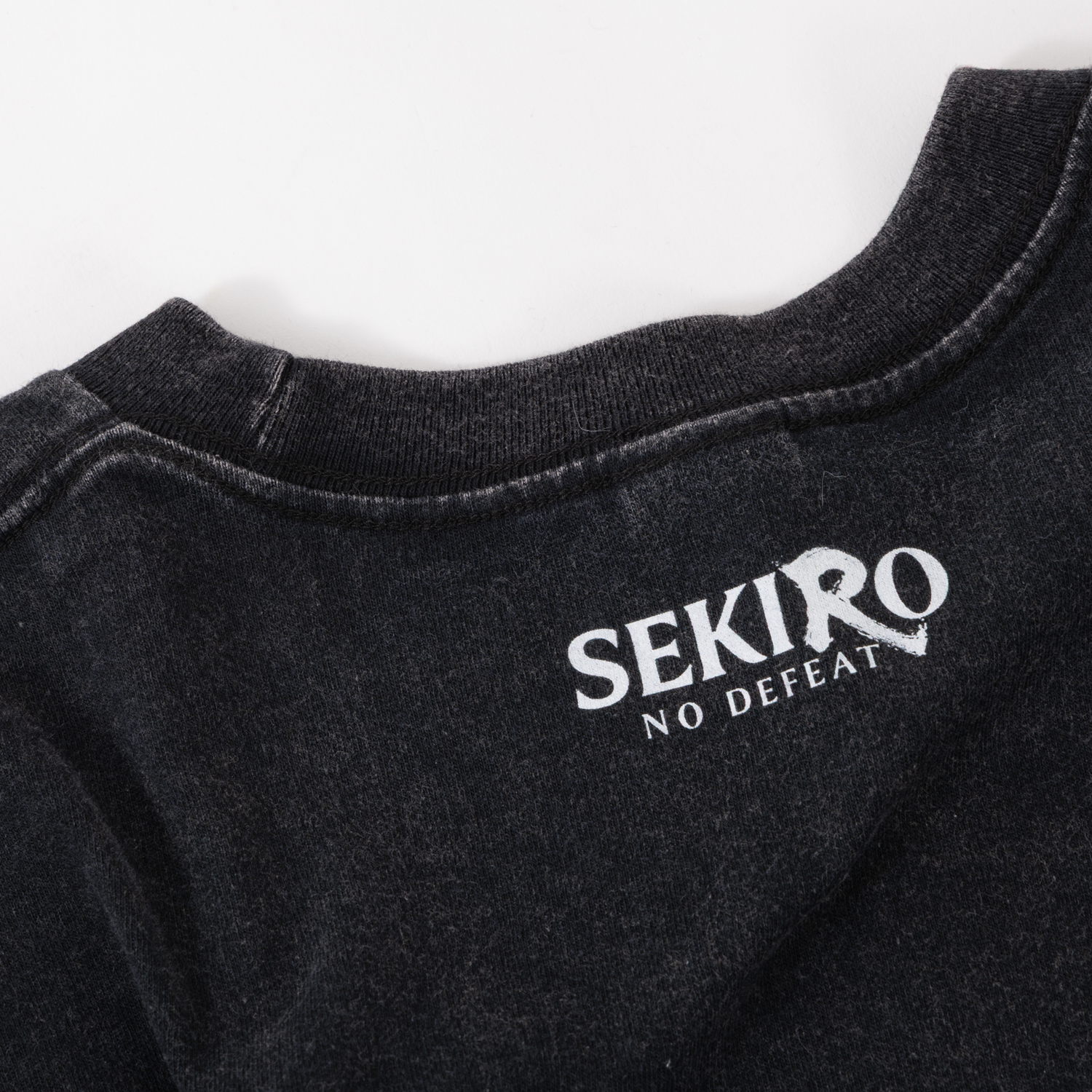 『SEKIRO: NO DEFEAT』狼や九朗、葦名弦一郎の姿を切り取ったアパレルグッズが登場_011