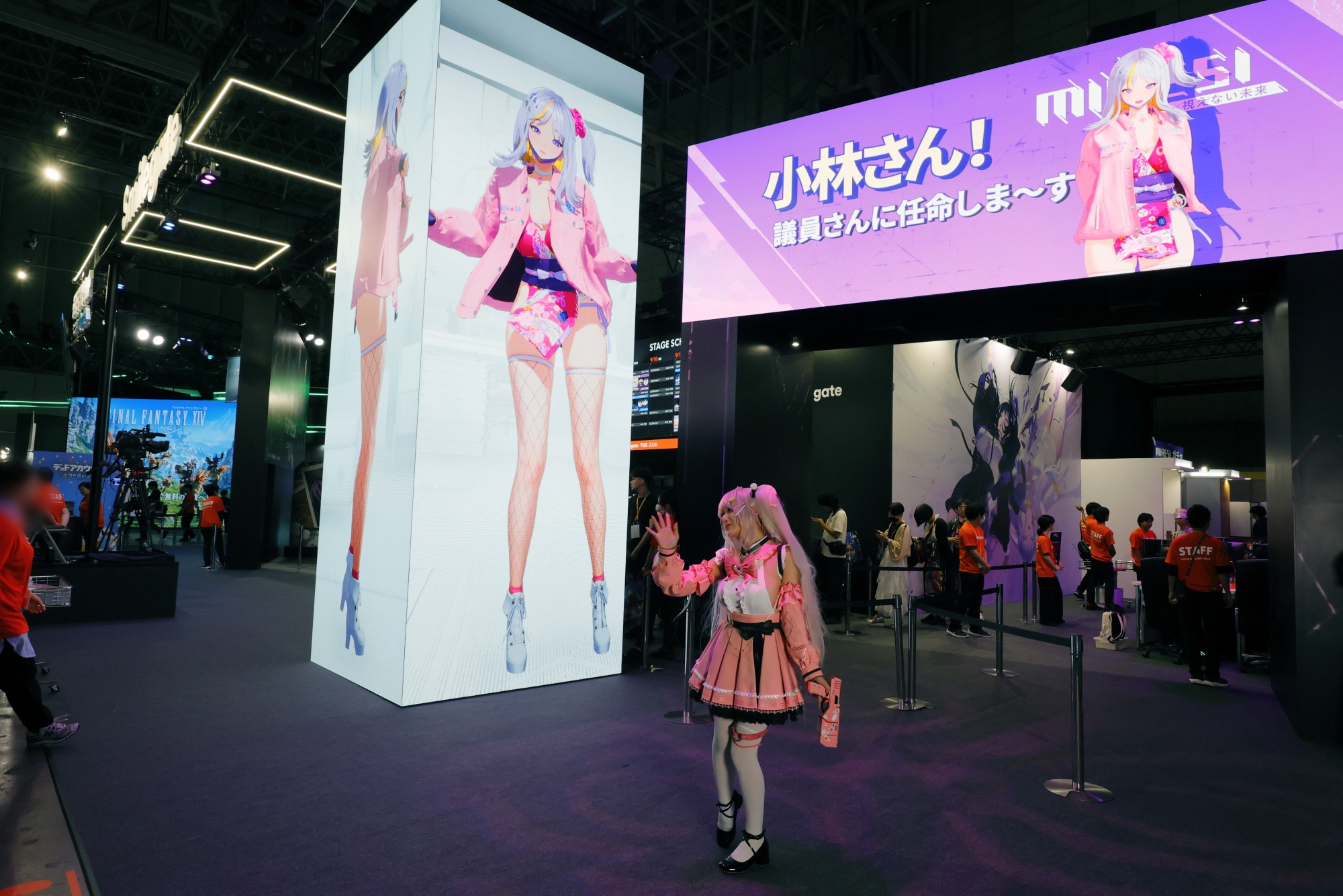 『MIRESI:視えない未来』のキャラが4面LEDタワーを闊歩する。刺激的な景色を求めるならスマイルゲートブースへ_001