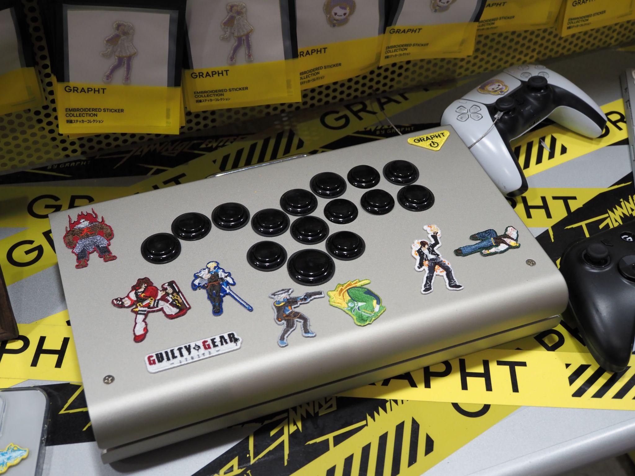 GRAPHT物販ブースレポート：格闘ゲーム刺繍風ステッカーのチョイスが「わかってる」ラインナップすぎる_002