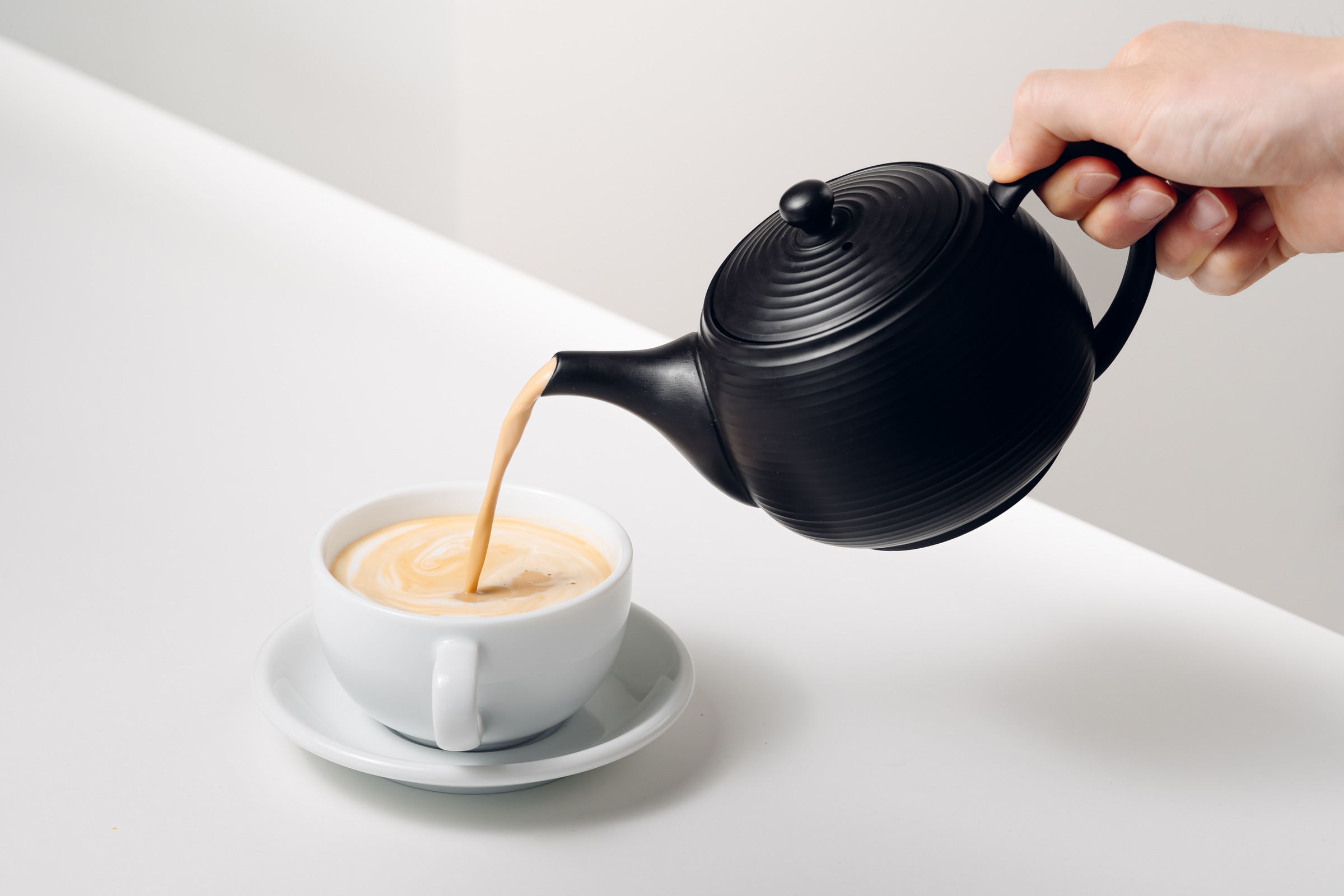 カフェオレ専用の“バリスタ急須”が誕生。ミルクでコーヒーを抽出するから“薄まらない”濃厚なカフェオレが味わえる_003