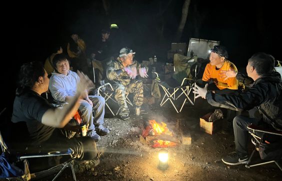 “無人島”を舞台に大人100人が全力でかくれんぼをするイベント「無人島かくれんぼ2026」が10月31日より開催_006
