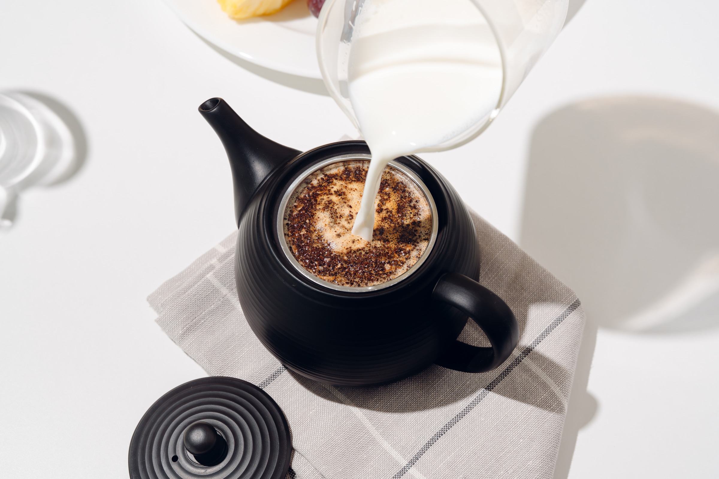 カフェオレ専用の“バリスタ急須”が誕生。ミルクでコーヒーを抽出するから“薄まらない”濃厚なカフェオレが味わえる_002