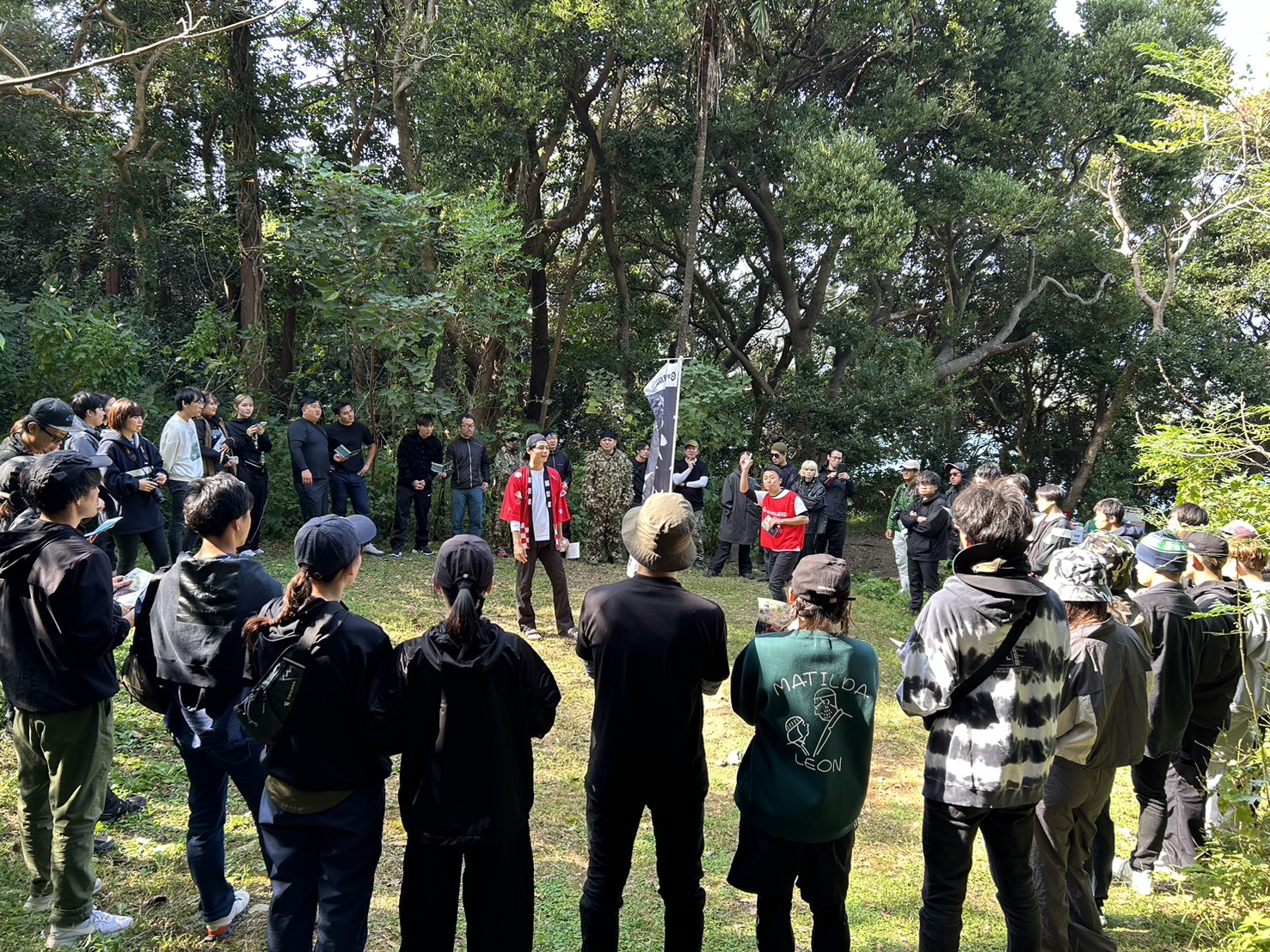“無人島”を舞台に大人100人が全力でかくれんぼをするイベント「無人島かくれんぼ2026」が10月31日より開催_027