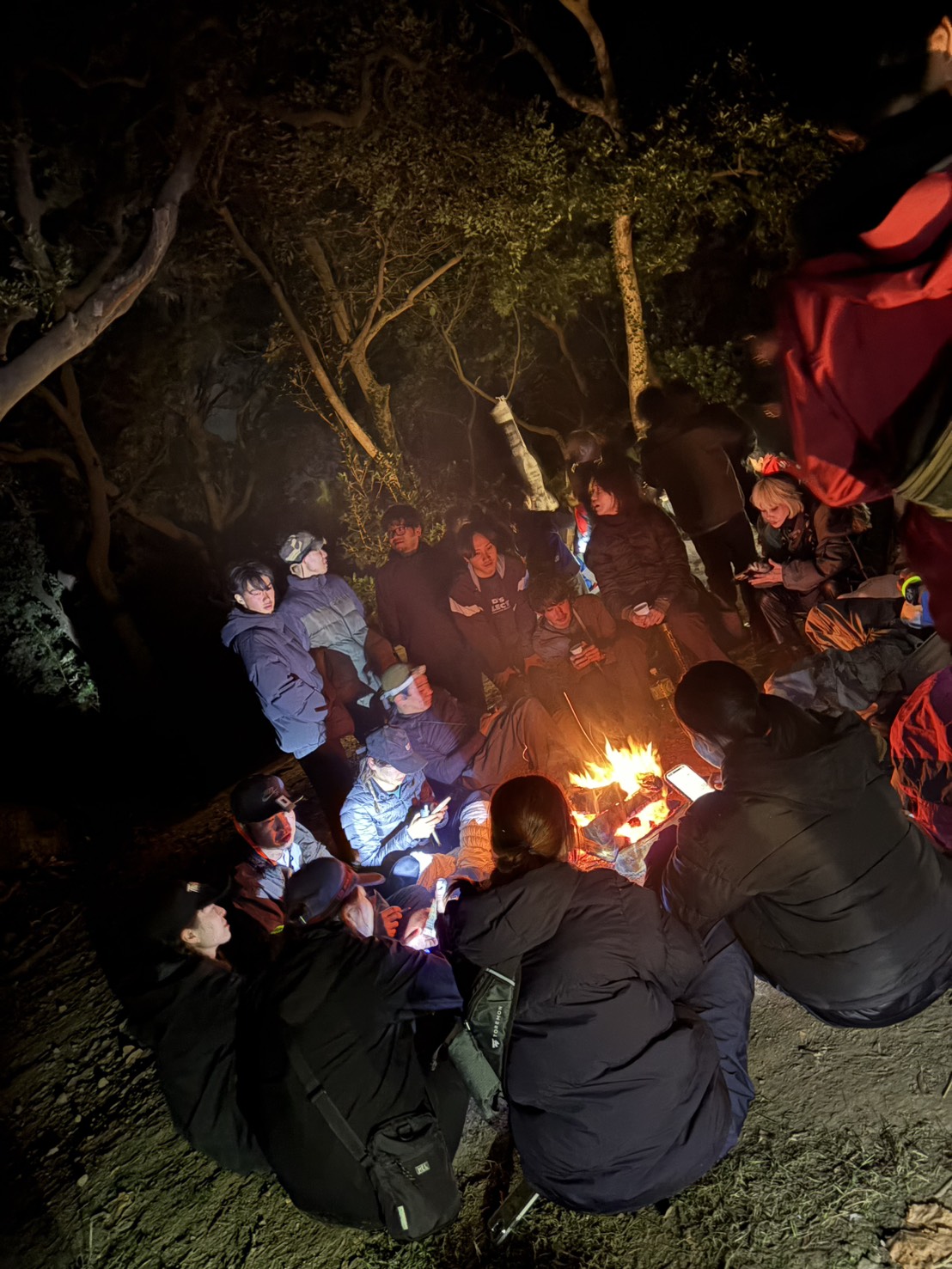 “無人島”を舞台に大人100人が全力でかくれんぼをするイベント「無人島かくれんぼ2026」が10月31日より開催_013