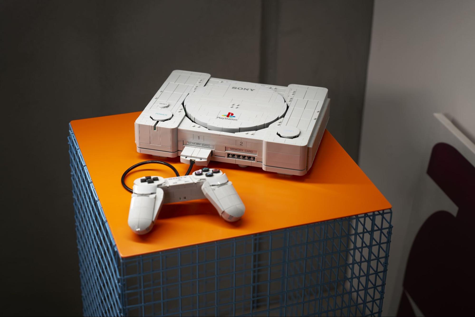 「レゴ® PlayStation™」組み立て・制作。あの初代プレイステーションを再現できる!? ほぼ実物大、全1,911ピース_001