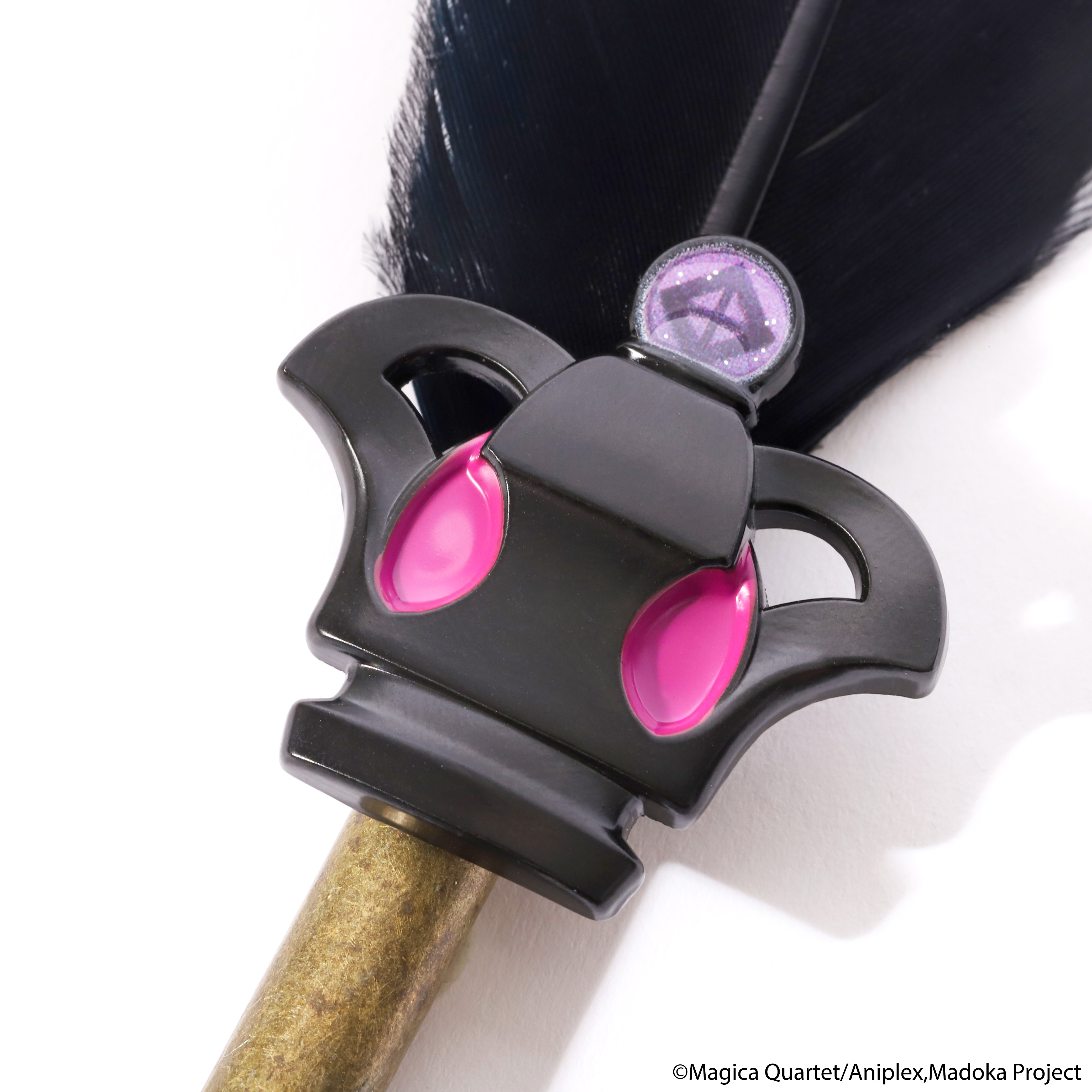 『魔法少女まどか☆マギカ〈ワルプルギスの廻天〉』悪魔ほむらの羽根をイメージした「羽根ペン」が発売へ_015